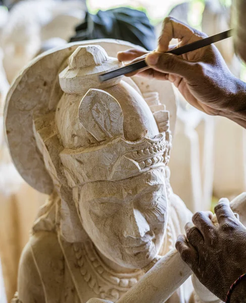 Man Puts Final Touches White Marbel Statue — Stok fotoğraf