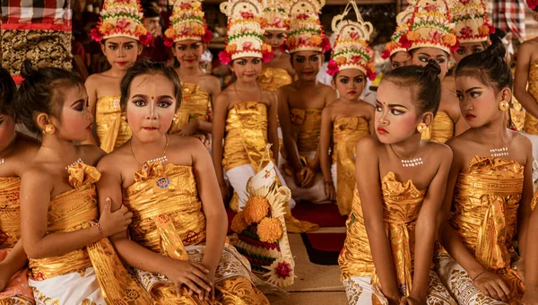 Young Girls Wait Turn Dance Temple Galungan Day —  Fotos de Stock