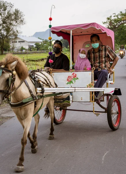 Индонезия Июня 2022 Года Люди Наслаждаются Импровизированным Парком Рядом Храмом — стоковое фото