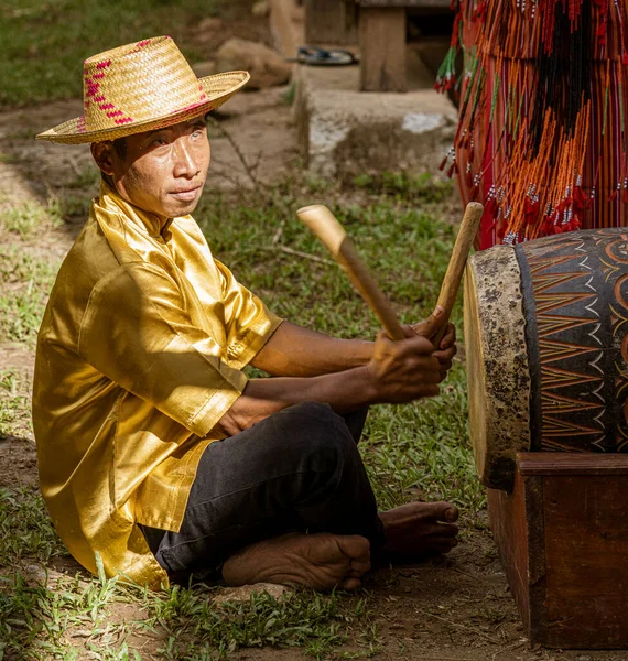 Indonesia June 2022 Young Man Beats Drum Support Dance Ceremony — Foto de Stock