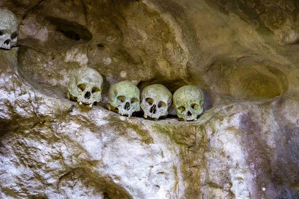 Indonesia June 2022 Skulls Londa Burial Caves Guard Caskets Those — Foto de Stock