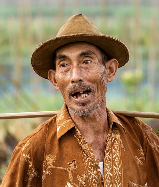 Indonesia June 2022 Old Man Missing Teeth Smailes Talking — Foto de Stock