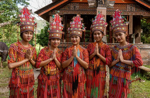 Индонезия Июня 2022 Молодая Девушка Индонезийские Танцовщицы Позируют Группового Снимка — стоковое фото
