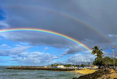 Honolulu, Hawaii - 6 Kasım 2021 Oahu, Hawaii sahilinde çifte gökkuşağı..