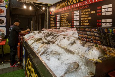 Malezya, 10 Temmuz 2022 - Restoran istediğiniz balığı seçmenize izin veriyor.