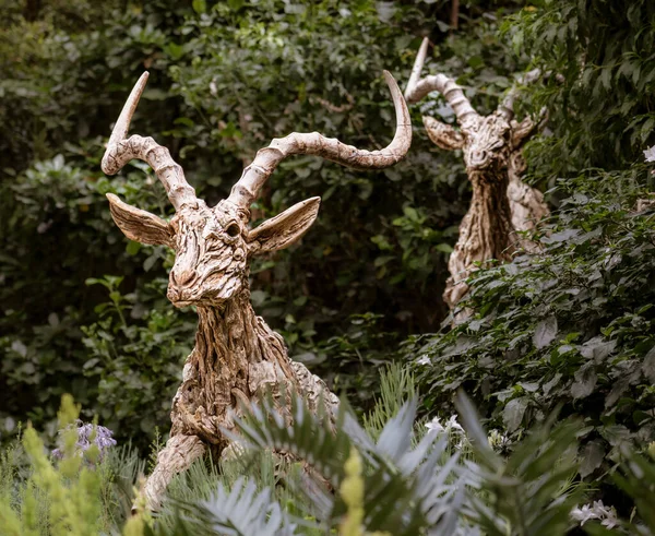 Singapur Temmuz 2022 Ormanda Sıçrayan Antiloplar Heykeli — Stok fotoğraf
