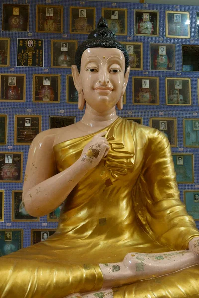 Malezja Lipca 2022 Posągami Buddyjskimi Stoją Urny Prochami Zmarłych Wiernych — Zdjęcie stockowe