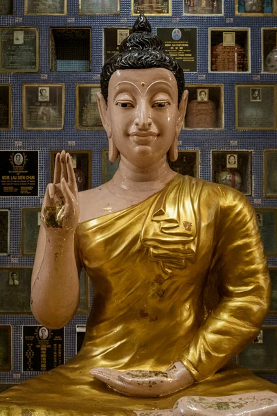 Malezja Lipca 2022 Posągami Buddyjskimi Stoją Urny Prochami Zmarłych Wiernych — Zdjęcie stockowe