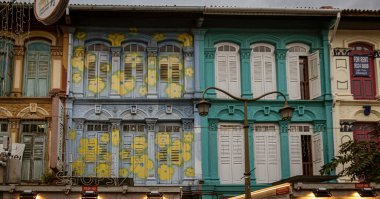 Singapur, 24 Temmuz 2022 - üst kattaki daireler Çin Mahallesi 'nde renkli..