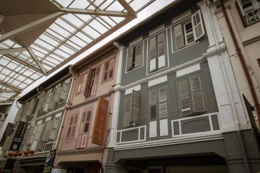 Singapur, 24 Temmuz 2022 - üst kattaki daireler Çin Mahallesi 'nde renkli..