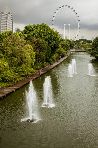 Singapour Juillet 2022 Fontaines Eau Sur Canal Avec Roue Ferris — Photo
