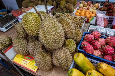 Malezya, 10 Temmuz 2022 - Pazarda satılık olgun durian.