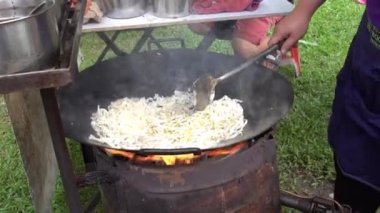 Penang, Malezya 07172020 - Farlim gece pazarı Char Kuey Teow karıştırılmış şehriye.