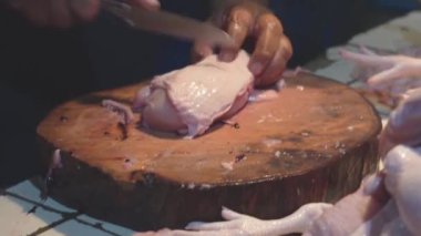 Java, Endonezya 06182022 Düşük anahtarlı tavuk pazarda doğranıyor.