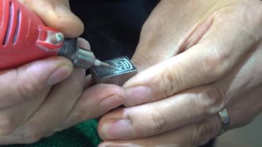 Singapur, 07-26-2022 Man Çin rakamlarını Stamp.m4v 'e kazıdı.