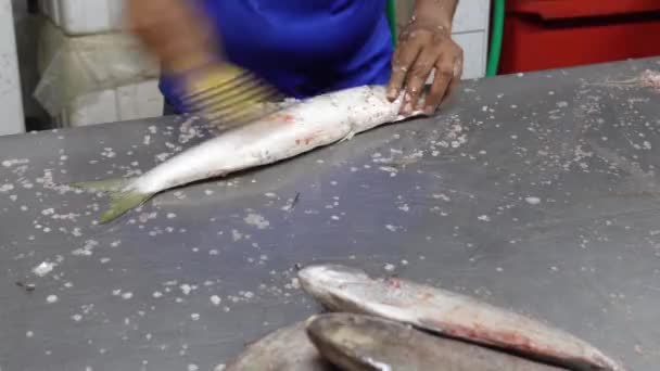 Penang Malaysia 07172021 Wet Market Scaling Fish — Stok Video