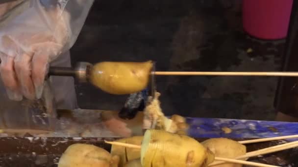 Malacca Malaysia 07172022 Jonker Street Night Vendor Spiral Cuts Potato — Stock Video