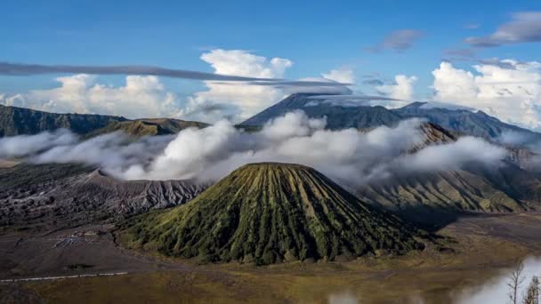 Ява Індонезія 06182022 Mount Bromo Mount Semeru Timelapse Smoke Left — стокове відео