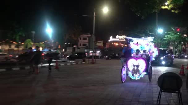 Malacca Malaysia 07172022 Jonker Street Night Pimped Pedicabs Familj Med — Stockvideo