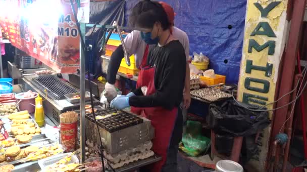 Malacca Малайзия 07172022 Jonker Street Night Verndor Cooks Egg Cups — стоковое видео
