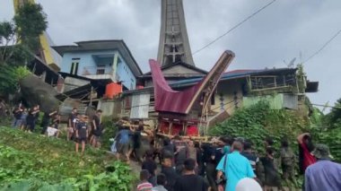 Lemo, Toraja, Endonezya 07042022-Bola Bola Cenaze Taşıyıcısı tepeye taşıdı.