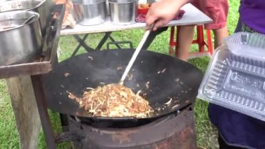 Penang, Malezya 07172020 - Farlim gece pazarı Char Kuey Teow müşteri paketi.