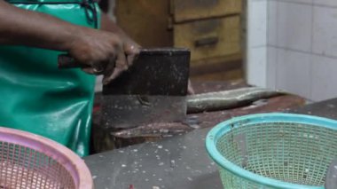 Penang, Malezya 07172021 - Islak pazar balık kafasını kesti.