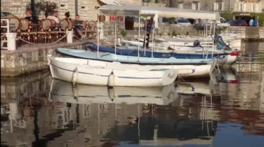 Tiran, Arnavutluk 05082022-Yansımalar sakin tekne koyunda.