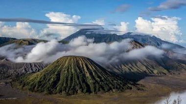 Java, Endonezya 06182022 Bromo Dağı ve Semeru Dağı zaman tüneli dumanı merkezde.