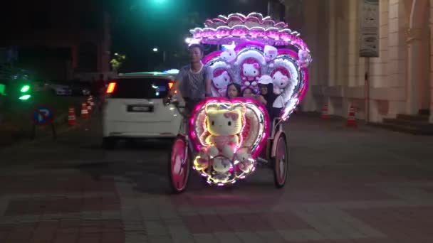 Malaca Malasia 07172022 Jonker Street Night Pimped Pedicabs Tres Niñas — Vídeos de Stock