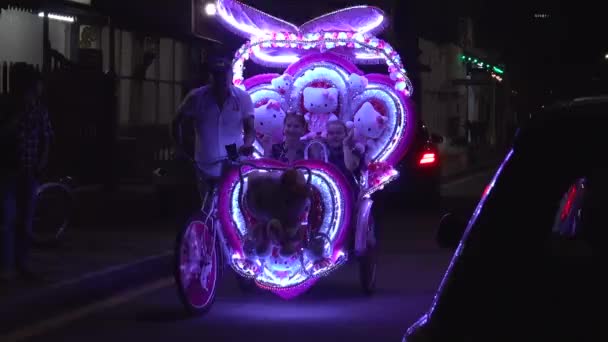 Malacca Malezja 07172022 Jonker Street Night Pimped Pedicabs Matka Córka — Wideo stockowe