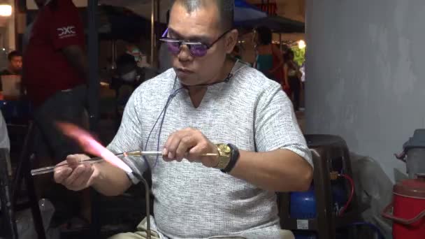 Chiang Mai Tailandia 07312022 Soplador Vidrio Mercado Nocturno — Vídeos de Stock