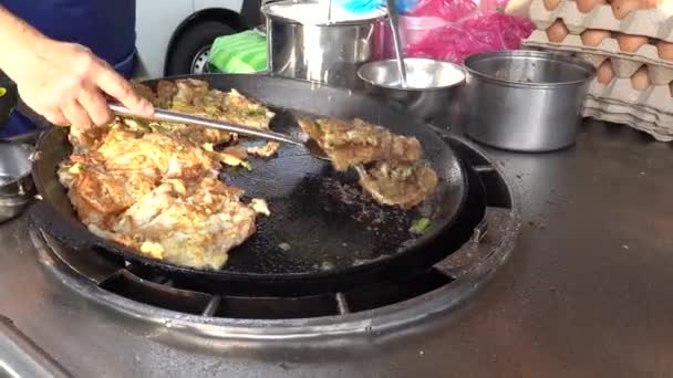 马来西亚马六甲07172022 Jonker Street Night Shrimp Oyster Omelete — 图库视频影像
