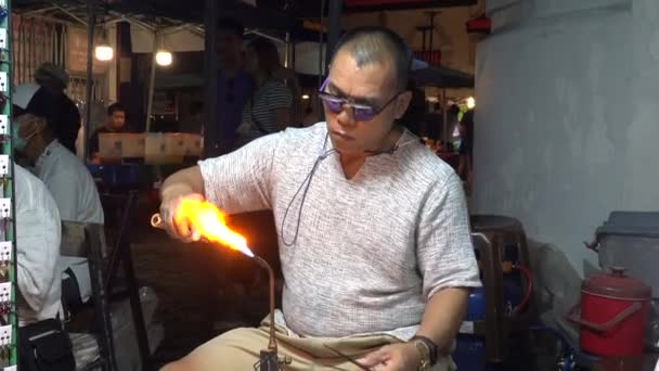 Chiang Mai Thaiföld 07312022 Glass Fúvó Éjszakai Piacon Csipesz Üveg — Stock videók