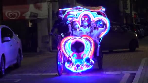 Malaca Malásia 07172022 Jonker Street Night Pimped Pedicabs Girls Take — Vídeo de Stock