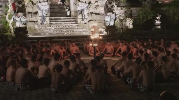 Bali Indonesien 05302022 Kecak Dance Men Rockar Fram Och Tillbaka — Stockvideo