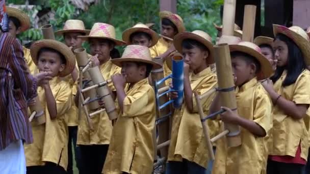 インドネシア トラジャ レモ07042022 1ノート竹楽器学生オーケストラが作ったものを演奏 — ストック動画