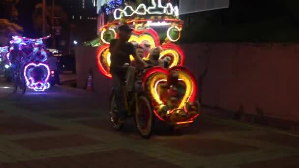 Malacca Malezja 07172022 Jonker Street Night Kierowca Pedicabs Rozmawia Jeźdźcami — Wideo stockowe