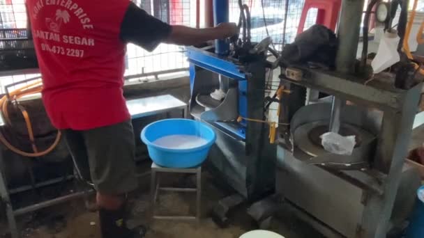 Penang Malaysia 07172021 Wet Market Squeezing Coconuts Juice — Stock Video