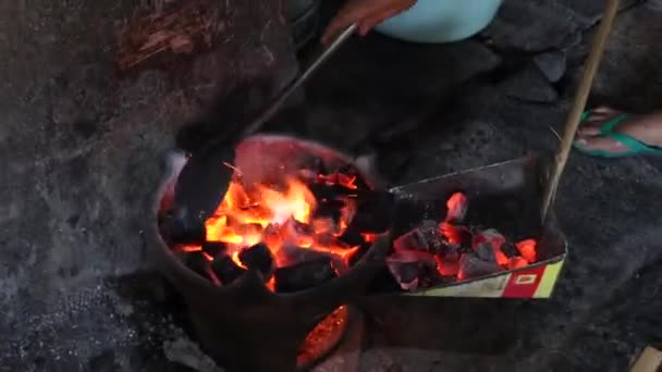 Java Indonesia 06182022 Θερμά Κάρβουνα Μετακινούνται Από Φωτιά Για Σέσουλα — Αρχείο Βίντεο