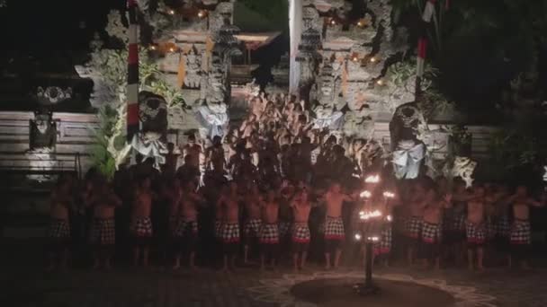 Bali Indonesia 05302022 Kecak Danza Gli Uomini Cantano Mentre Avvicinano — Video Stock