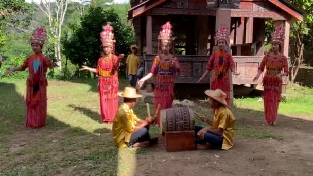 Lemo Toraja Indonesien 07042022 Studenter Demonstrerar Traditionell Dans Och Trummor — Stockvideo
