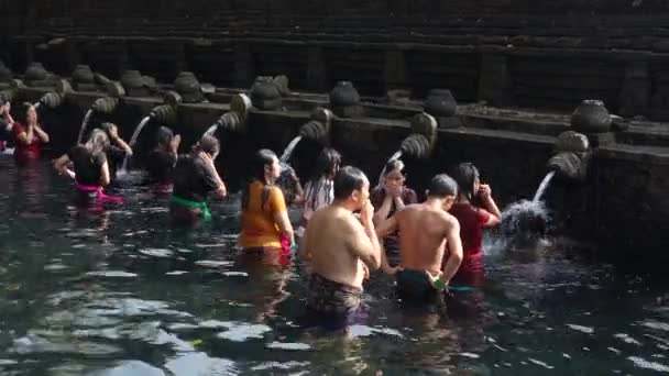 Bali Indonezja 06012022 Świątynia Tirta Empul Ludzie Ustawiają Się Kolejce — Wideo stockowe