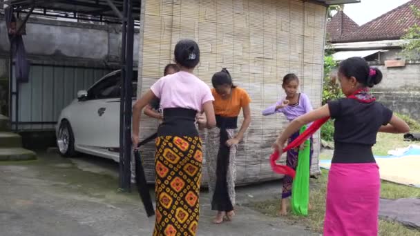 Bali Indonesië 06012022 Jonge Meisjes Oefenen Indonesische Dans — Stockvideo