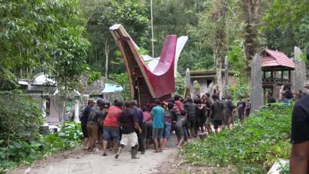 印度尼西亚 托拉贾 Lemo 07042022年 波拉波拉丧葬棺材搬运工摇动竹筏 唤醒死者 — 图库视频影像