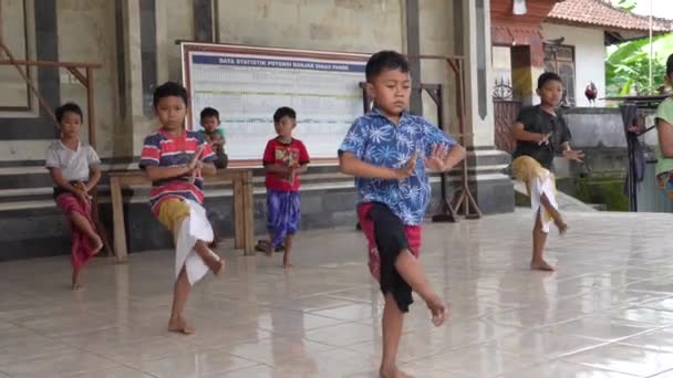 Bali Indonezja 06012022 Młodzi Chłopcy Indonezyjskiej Klasie Tańca — Wideo stockowe