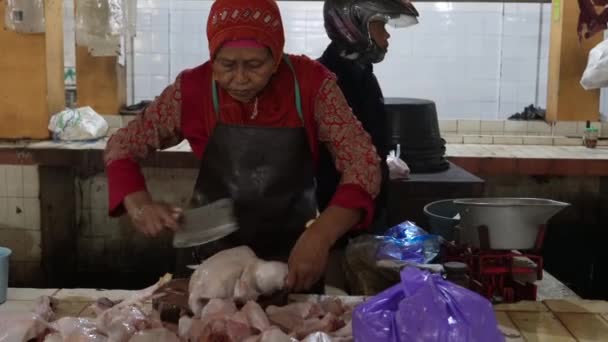 Java Indonésia 06182022 Mulher Chops Frango Mercado — Vídeo de Stock