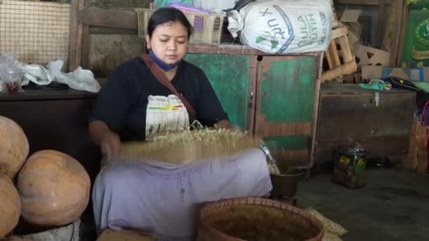 Java Indonesië 06182022 Woman Schuift Spruiten Stopt Een Zak — Stockvideo