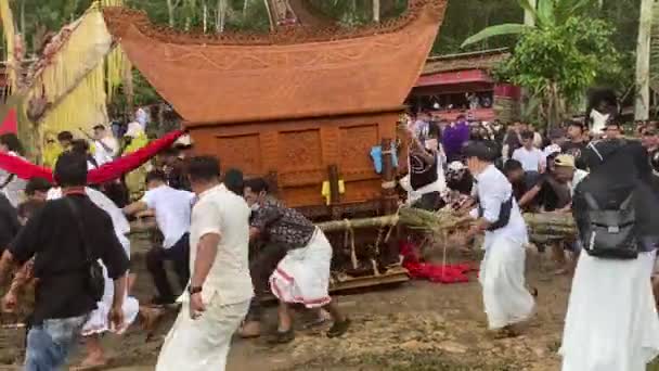 Lemo Toraja Indonésia 07042022 Funeral Bola Bola Funeral Caixão Transportador — Vídeo de Stock