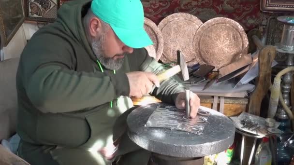 Sarajevo Bosnia 05012022 Silversmith Makes Multiple Bookmarks — Stock Video